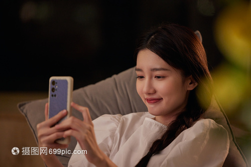 深夜時(shí)分 女性獨(dú)處時(shí)光中的數(shù)字慰藉